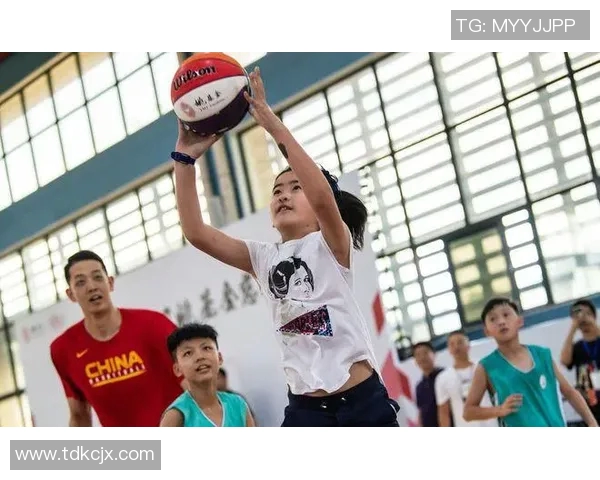 姚明女儿惊艳扣篮瞬间引发热议展现篮球天赋与家族荣耀 姚明女儿惊艳扣篮瞬间引发热议展现篮球天赋与家族荣耀